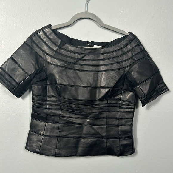 J. Mendel Black Faux Leather w/ Seamed Cut-outs SS Cropped Blouse/Top, Size US 8 - Picture 2 of 11